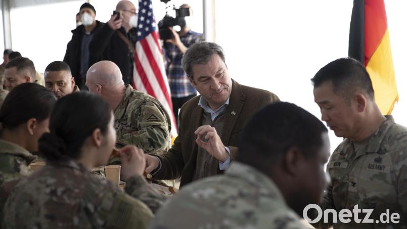 Bayerns Ministerpräsident Markus Söder bei einem Besuch auf dem Truppenübungsplatz Grafenwöhr. Vom Bundeskanzler fordert er klare Schritte zum Erhalt der Einrichtung. Archivbild: Sgt. Elizabeth DeGroot/US Army