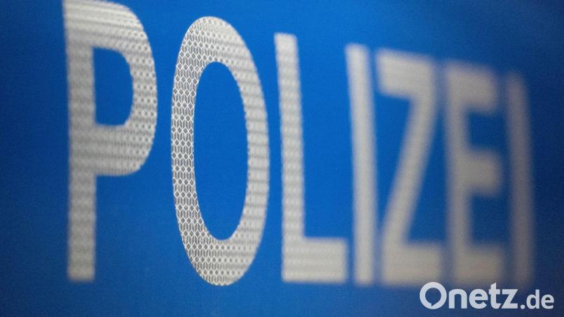 Zu einem Unfall mit einem Auto und einem Fußgänger kam es am Mittwoch in Burglengenfeld. Symbolbild: Marijan Murat/dpa
