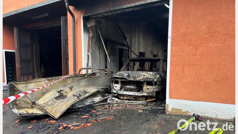 Die Feuerwehr Iffesldorf kann nicht mehr ausrücken. Das Bild zeigt ein ausgebranntes Einsatzfahrzeug. Das Feuer ist vermutlich in diesem Nebengebäude ausgebrochen. Bild: ihl