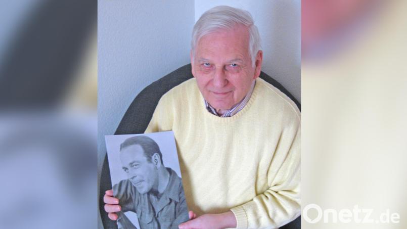 Ernst Probst mit einem Foto seines Vaters Woodie. Kurz vor seinem 80. Geburtstag konnte er das bis dahin gehütete Geheimnis um die Identität seines Vater lüften. Bild: Stefan Probst