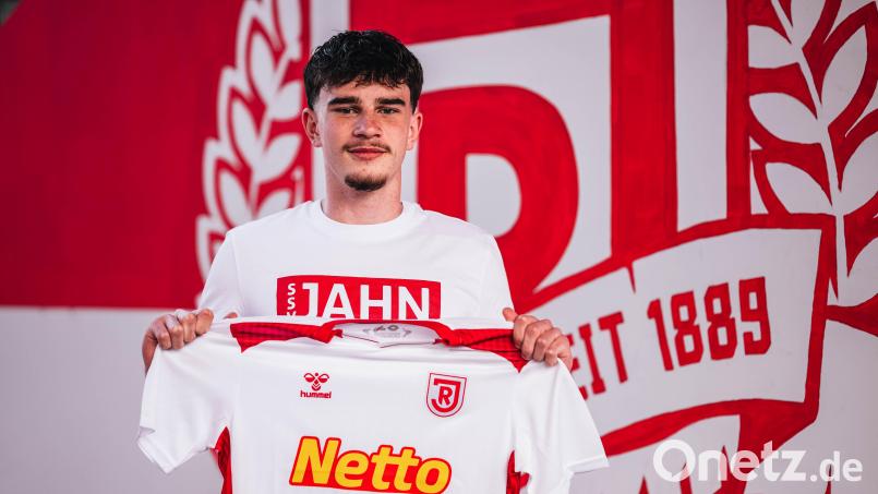 Arian Dizdarevic hat seinen ersten Profivertrag beim SSV Jahn unterschrieben. Bild: Gschlößl/SSV Jahn
