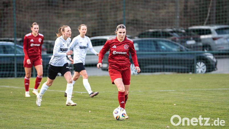 Für Eileen Frost (vorne) und den TSV Theuern geht's noch um wichtige Punkte im Abstiegskampf. Bild: Hannah Dirscherl