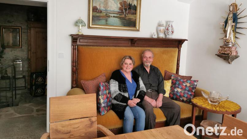 Maria und Ludwig Schießl genießen eine kurze Pause im liebevoll eingerichteten Café. Hier im Gewölbestall des Ackerbürgerhauses waren früher die Tiere untergebracht. Bild: Portner