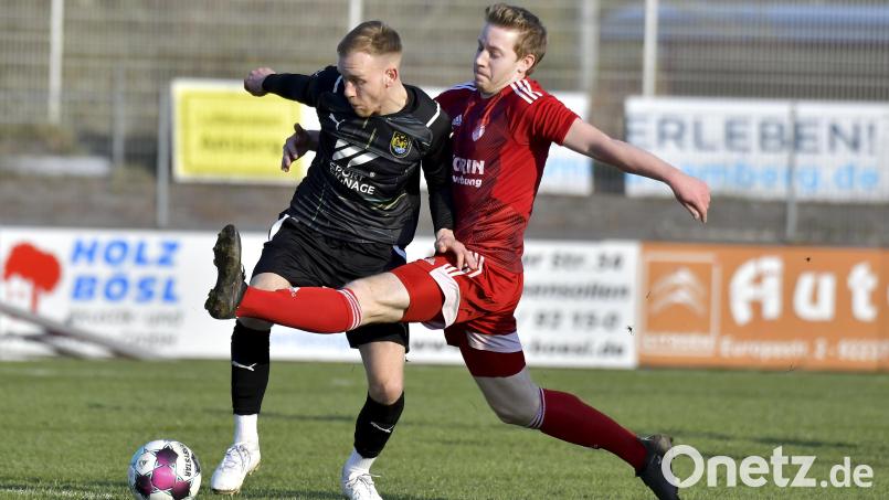 Favoritenschreck Pfreimd: Dennis Lobinger (rechts) von der SpVgg Pfreimd zählt zu den besten Torjägern der Liga. Dem SV Hahnbach will die SpVgg die Relegation vermiesen. Bild: Hubert Ziegler