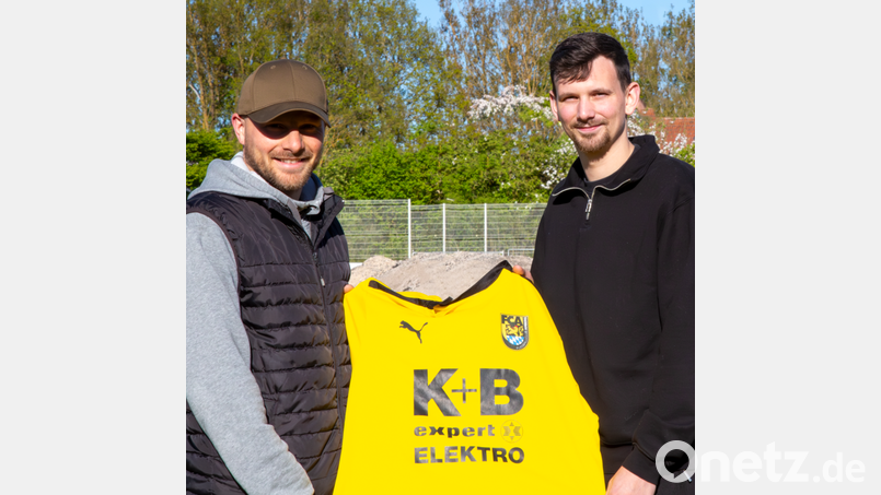 Sven Florek (rechts) kehrt zum FC Amberg zurück. Ambergs Spielertrainer Friedrich Lieder scheints durchaus zu freuen. Bild: Matthias Reuß/FC Amberg