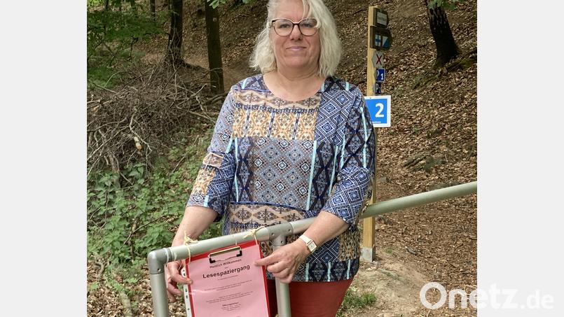 Das Büchereiteam der Schmökerstube Neustadt am Kulm richtete auf dem Rauhen Kulm einen Lesespaziergang ein. Der Weg startet auf der Höhe der Kulmterrasse und verläuft auf dem oberen Rundweg. Bild: rpp