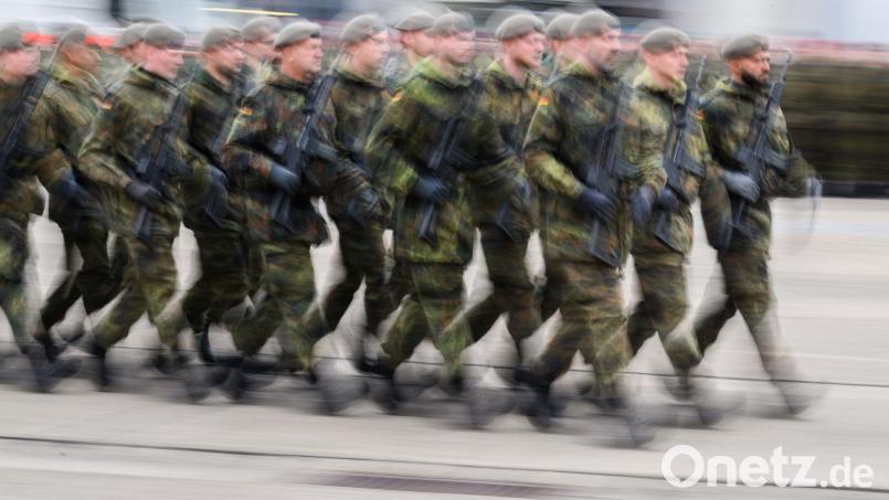 Rund 200.000 junge Leute sind schon aufgefordert worden, den Fragebogen zum Wehrdienst auszufüllen. (Archivfoto) Bild: Julian Stratenschulte/dpa