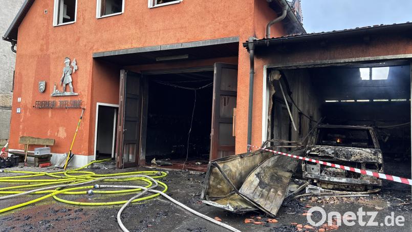 Das Iffelsdorfer Feuerwehrhaus ist nach einem Brand ein Totalschaden, schätzt die Polizei vor Ort am Donnerstag. Bild: sbö