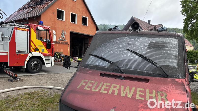 Das Feuerwehrhaus in Iffelsdorf geriet am Donnerstag in Brand. Bild: sbö