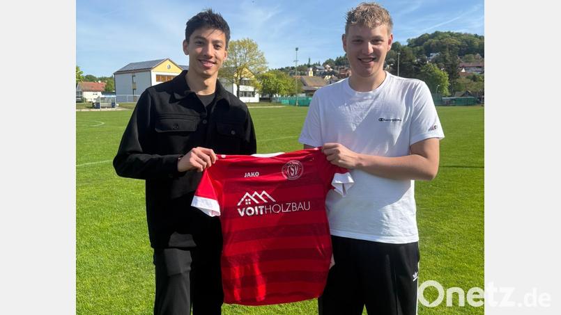 Sportlicher Leiter Lucio Lobinger (rechts) präsentiert Neuzugang Daniel Kutlak (links), der von der SpVgg SV Weiden II zum TSV Tännesberg wechselt. Bild: TSV Tännesberg