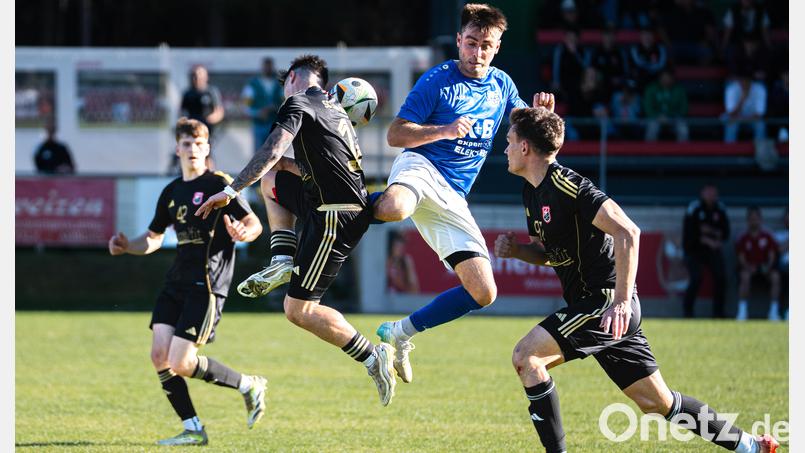 Der SC Luhe-Wildenau (schwarze Trikots) bereitet sich am letzten Spieltag auf die Abstiegsrelegation vor, für den TuS Rosenberg geht es um das Erreichen der Relegation zur Bezirksliga. Bild: Hannah Dirscherl