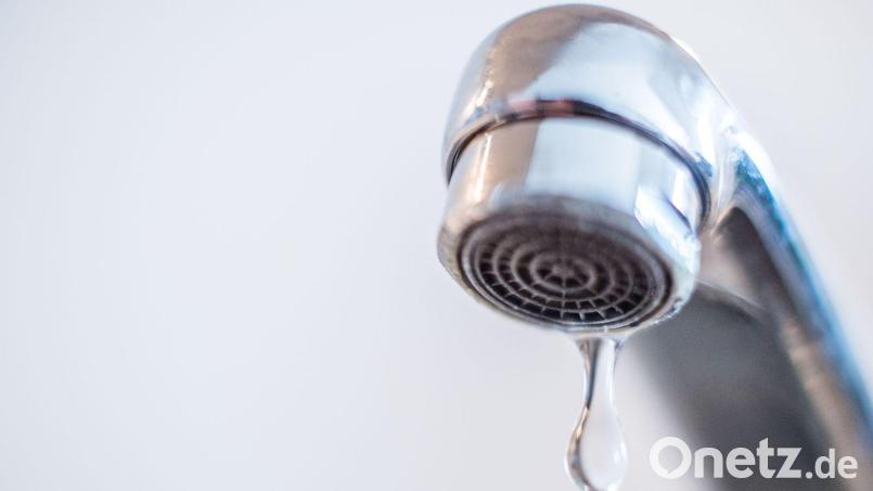 Die Wasserversorgung in Schwandorf soll auch künftig zuverlässig funktionieren, weshalb die SWFS die Erneuerung des Wassernetzes vorantreibt. Baumaßnahmen stehen jetzt in Klardorf an. Symbolbild: Lino Mirgeler/dpa