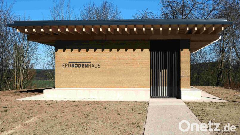 Das Erdbodenhaus in Windischeschenbach ist fertig. Es besteht aus Stampflehm, Holz, Beton, Glas und Metall, hat eine Fläche von 107 Quadratmetern und eine Höhe von drei Metern. Bild: Brückner & Brückner Architekten