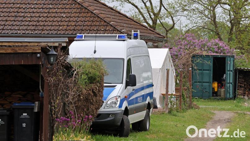 Auch am Mittwoch hatten die Ermittler noch einmal auf dem Grundstück nach dem Gold gesucht. Bild: Bernd Wüstneck/dpa