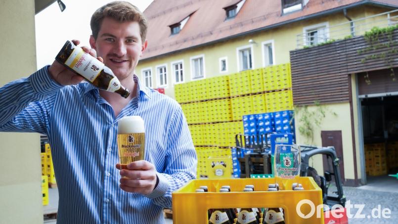 Xaver Bruckmüller ist noch keine 30 und hat schon ein eigenes Bier entwickelt. Das Bruckmüller Alkoholfrei ist eine eigene Sorte. Bild: Stephan Huber