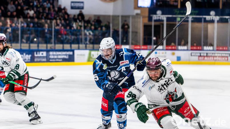 Fabian Voit (blaues Trikot) wird die Blue Devils Weiden verlassen. Archivbild: Elke Englmaier