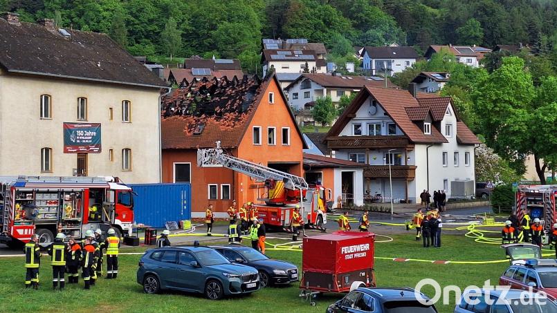Das Feuer zerstörte den Dachstuhl des Feuerwehrhauses in Iffelsdorf. Bild: bl
