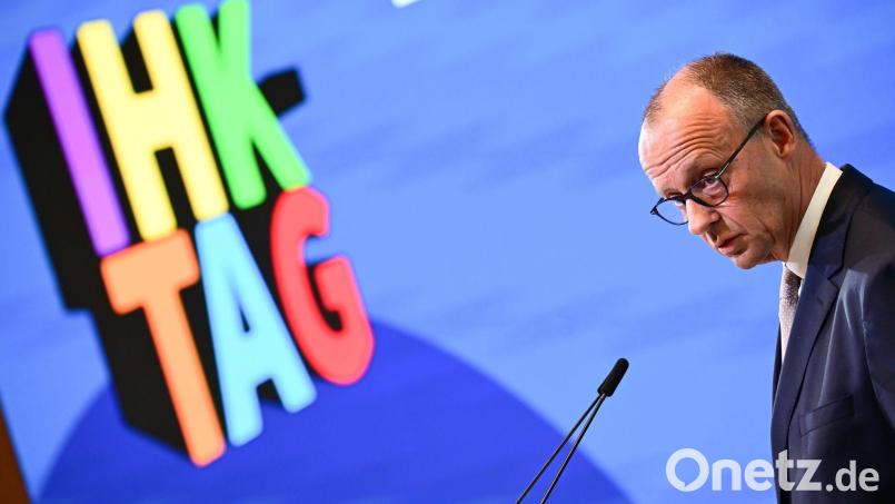 Zwei klare Ansagen macht Merz beim IHK-Tag mit Blick auf die anstehende Steuerreform. Bild: Sebastian Christoph Gollnow/dpa
