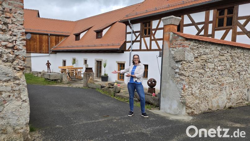 Hereinspaziert: Tanja Wild, die neue Cafébetreiberin der Hammermühle, lädt herzlich zur offiziellen Eröffnung ihrer Gaststätte ein. Bild: ubb
