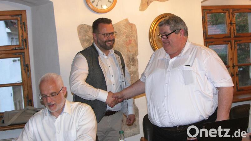 Zweiter Bürgermeister bleibt Hubert Schedl (rechts), zur erneuten Wahl gratulierte Bürgermeister Matthias Grundler. Auf einen offiziell ernannten Dritten Bürgermeister verzichtete das Gremium. Bild: wro