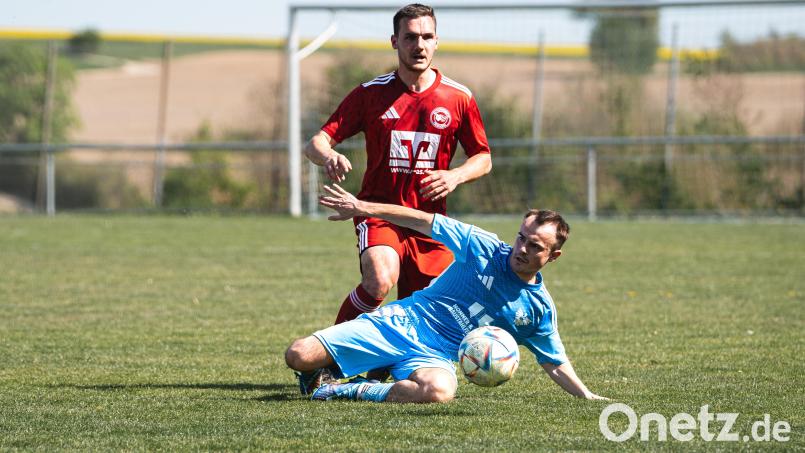 Noch einmal alles reinhauen: Die DJK Ensdorf (blau) ist bereits sicher in der Relegation zur Kreisliga. Bild: Hannah Dirscherl