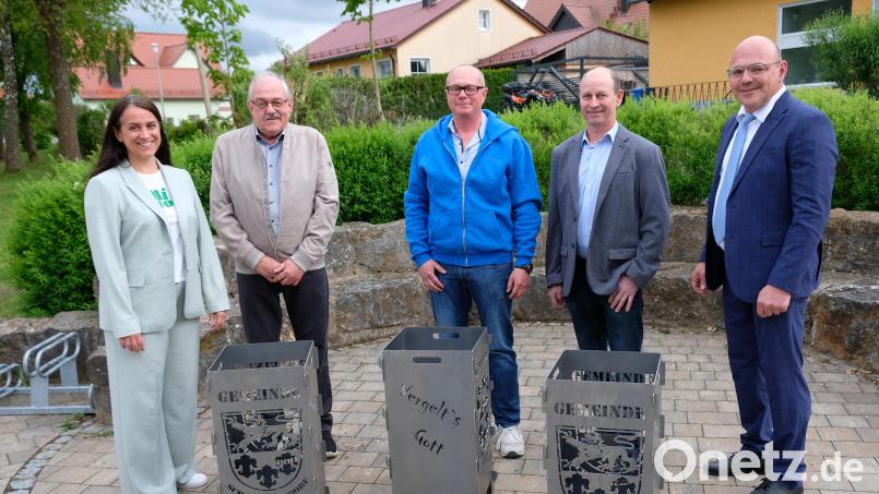 Zweite Bürgermeisterin Tanja Renner (links) und Bürgermeister Johannes Schmid (rechts) dankten den scheidenden Gemeinderäten Gerhard Löckler, Wolfgang Biersack und Josef Thaller mit Feuerkörben mit Gemeindewappen. Bild: Robert Dotzauer