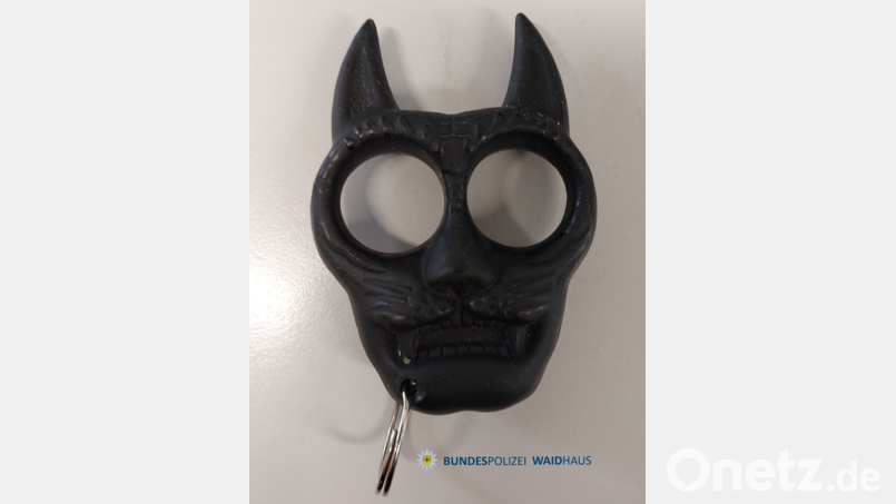 Bei der Verhaftung eines 21-Jährigen entdeckten die Beamten einen verbotenem Schlagring in seiner Hosentasche. Symbolbild: Bundespolizei