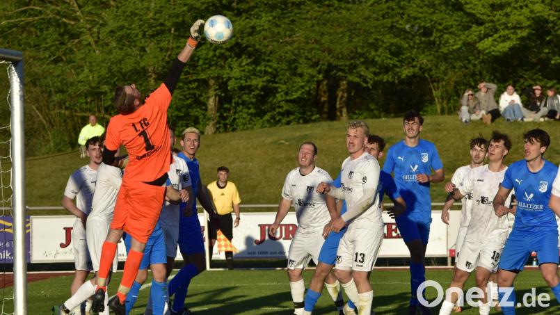 Schwarzenfelds Torhüter Stefan Seitz und seine Teamkollegen (weiße Trikots) empfangen den FC Viehhausen. Bild: Hans Mark