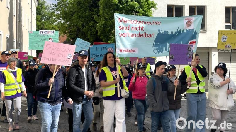 "Menschenrechte sind nicht verhandelbar." Darauf machten die Mitarbeitenden der Lebenshilfe sowie die von ihnen betreuten Menschen im Rahmen des 34. Europäischen Protesttages zur Gleichstellung von Menschen mit Behinderung aufmerksam. Bild: Susanne Schwab