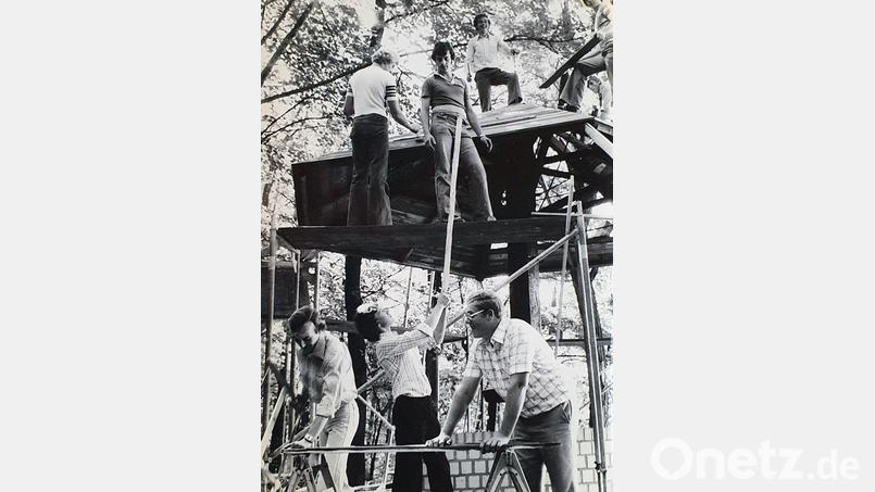 Im Jahr 1977 arbeiteten die Holzklassen der Berufsschule an der Renovierung des Fliegenschwammerls mit. "Sie und die mithelfenden Firmen ersparten der Stadt damit rund 10.000 DM", hieß es in der Berichterstattung der Amberger Zeitung damals. Bild: Archiv AZ