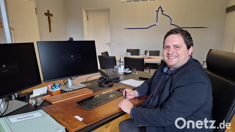 Florian Reger hat das Büro seines Vorgängers im Pfreimder Rathaus kaum verändert und will Sorge tragen, dass es im Stadtrat auch beim guten Klima bleibt. Der neue Bürgermeister baut auf wohlüberlegte Entscheidungen und hat auch Erfahrung im Krisenmanagement gesammelt. Bild: bl