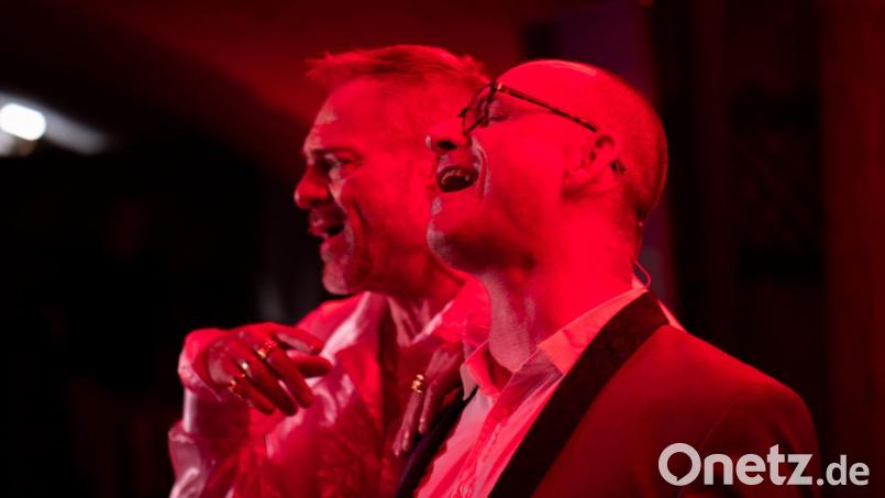 Das Musical „Dinner mit Singer“ kommt in Weiherhammer gut an. Bild: Florian Wein / OVIGO Theater