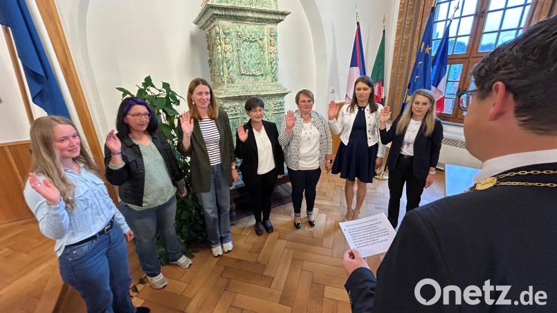 Bei der Vereidigung der neuen Stadträtinnen in der konstituierenden Sitzung am Donnerstag wird deutlich, dass der Vohenstraußer Stadtrat weiblicher geworden ist, von links: Lisa Vater (Freie Wähler/FW-UW), Katharina Portner (Freie Wähler/FW-UW), Sonja Widiker (Grüne), Monika Zintl (SPD), Martina Rauch (CSU), Franziska Braun (CSU) und Michaela Reger (CSU). Bild: ck