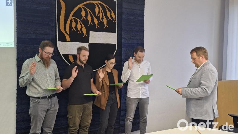 Bürgermeister Andreas Hösl (rechts) vereidigte in der konstituierenden Sitzung des Kirchendemenreuther Gemeinderats mit Michael Strobel, Jürgen Lang, Lena Gmeiner und Stephan Lukas (von links) vier neue Gemeinderäte. Bild: prh