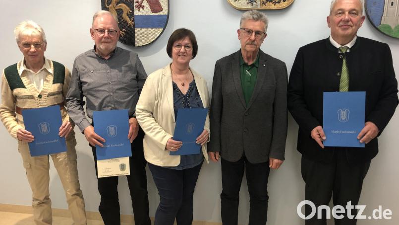 Abschied aus dem Gemeinerat Fuchsmühl: Rainer Bleistein, Andrea Hecht (Zweiter und Dritte von links) und Markus Troesch (rechts) wirkten 24 Jahre lang im Gremium. Seit Herbst 2025 dabei war Edwin Ulrich (links). Verabschiedet wurden sie von Bürgermeister Wolfgang Braun (Zweiter von rechts.) Es fehlt scheidender Marktrat Phillipp Gerg. Bild: wro