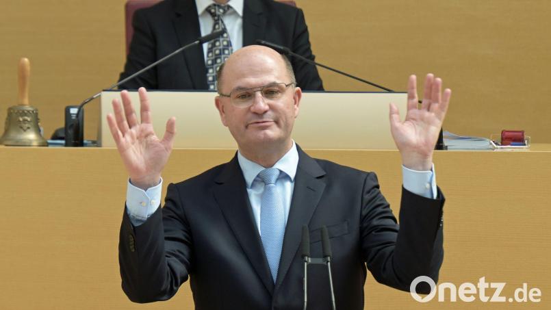 Bayerns Finanzminister Albert Füracker (CSU) hat es nicht leicht: Er muss im laufenden Jahr ebenso wie 2027 mit rückläufigen Steuereinnahmen rechnen – zumindest im Vergleich zu den bisherigen Prognosen. (Archivbild) Bild: Malin Wunderlich/dpa