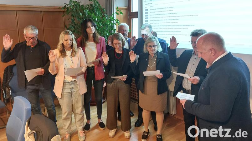 Bürgermeister Marcus Eichenmüller vereidigte acht neue Stadträte (von links): Werner Schlosser (Bürgerleiste Holzhammer/Neuersdorf BHN), Susanne Mutzbauer (BHN), Sarah Reiß (SPD), Kerstin Maunz (SPD), Fredi Weiß (CSU), Martin Bergmann (CSU), Monika Epp (CSU), Norbert Schwendner (Christliche Wählerschaft Schaittenbach Umland CWU) und Bürgermeister Marcus Eichenmüller. Der neu gewählte Stadtrat Marco Ruider (CWU) konnte an der Sitzung nicht teilnehmen. Bild: mfh