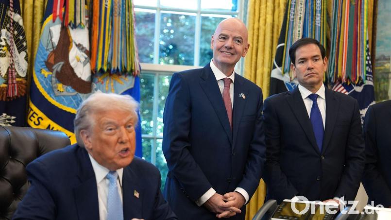Bei den Ticketpreisen für die Fußball-WM kommt selbst Donald Trump ins Staunen. (Archivbild) Bild: Evan Vucci/AP/dpa