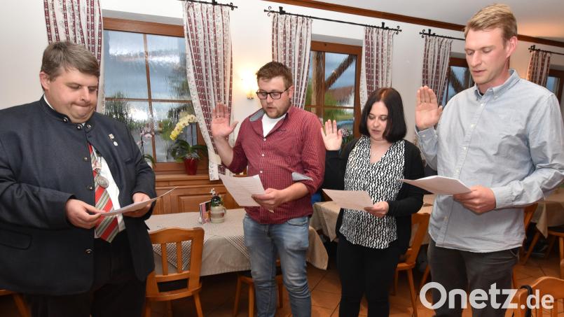 Bürgermeister Dieter Dehling vereidigte in der konstituierenden Sitzung die neuen Gemeinderäte (von links): Florian Pirner (UWG), Lisa Herbst (UWG) und Christoph Margraf (CSU/BV). Bild: Norbert Weis