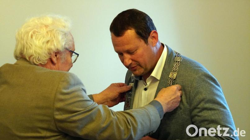 Richard Waldmann hängt Andreas Reindl die Amtskette um. Bild: jma