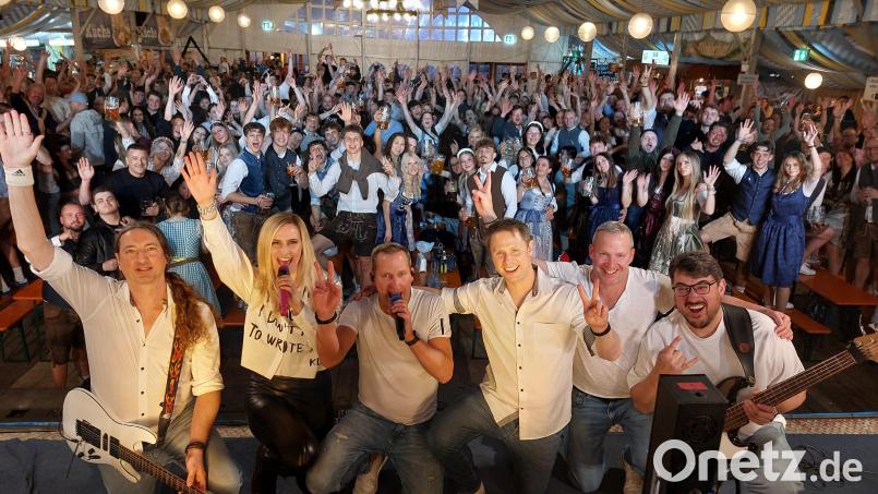 Die Partyband "Highline" erobert das Festzelt auf dem Weidener Frühlingsfest. Bild: Kunz