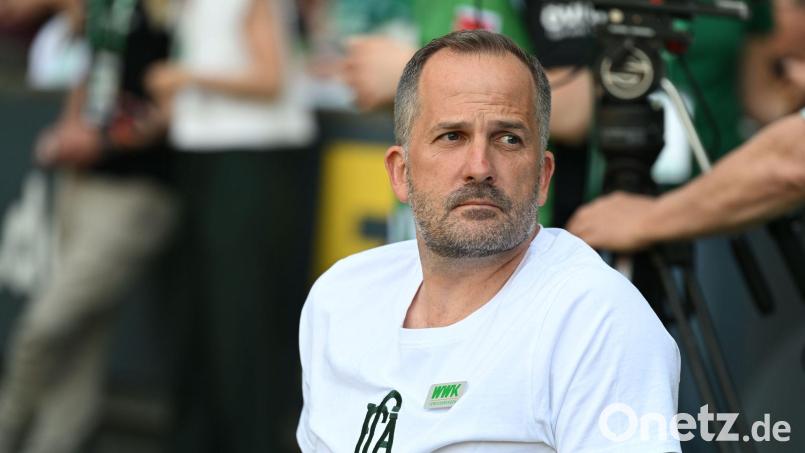 Darf mit Augsburg sogar noch von Europa träumen: Trainer Manuel Baum. (Archivbild) Bild: Carmen Jaspersen/dpa