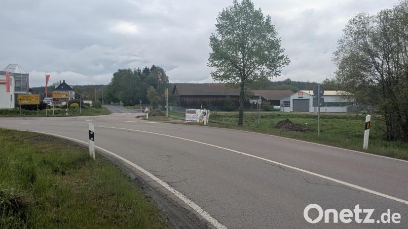 Neben dem Helikopter-Landeplatz (rechts) bei Waldsassen wird im Zusammenhang mit der Verlegung der Bundesstraße 299 ein Regenüberlaufbecken errichtet. Bild: Paul Zrenner