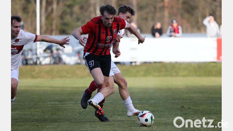 Ein hartes Stück Arbeit: SC-Stürmer Nico Argauer (rot) steht beim 1. FC Passau am Wochenende im Fokus der niederbayerischen Defensive. Archivbild: Dieter Jäschke