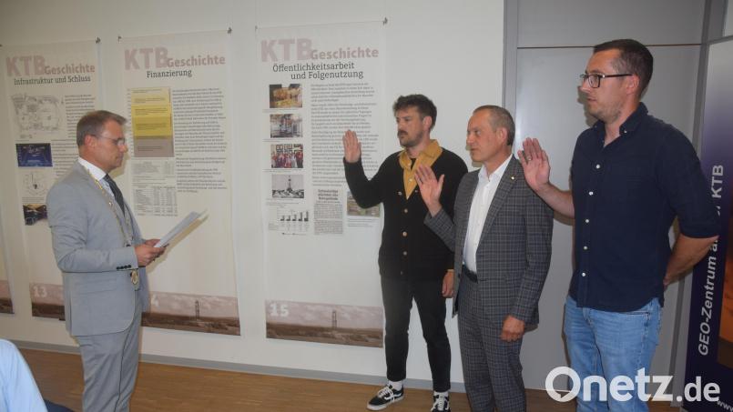 Bürgermeister Karlheinz Budnik vereidigt Tobias Wachter, Heinrich Popp und Johannes Sperber (von links) als neue Stadträte in der konstituierenden Sitzung im Geozentrum. Bild: fz