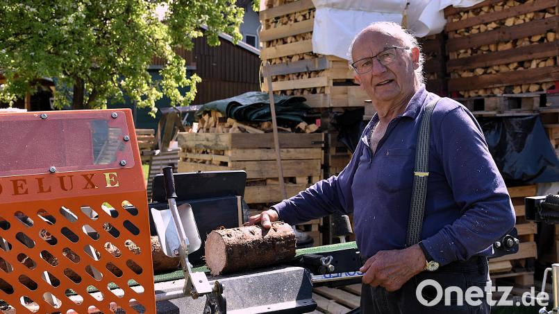 Im Alter von 85 Jahren arbeitet Siegfried Walter gern auch noch am Holzspalter. Sich nützlich machen tut ihm weiterhin gut, Stillstand ist nichts für ihn. Bild: ubb