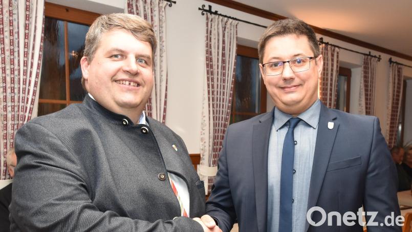Erster Bürgermeister Dieter Dehling (links) gratulierte Benjamin Hiltl bei der konstituierenden Sitzung zur einstimmigen Wiederwahl. Dies bedeutete gleichzeitig den Start in die neue sechsjährige Amtsperiode des Gemeinderats. Bild: Norbert Weis
