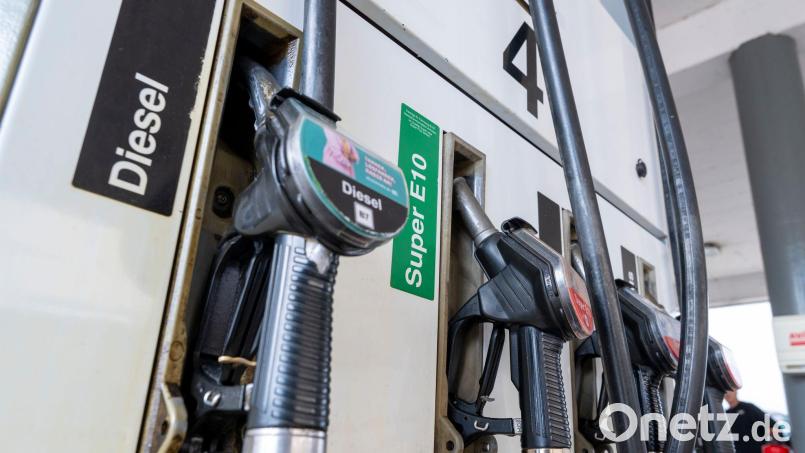 Nach Angaben des Polizeipräsidiums Oberpfalz sind Diesel- und Benzindiebstähle seit Jahresbeginn leicht angestiegen. Symbolbild: Peter Kneffel/dpa