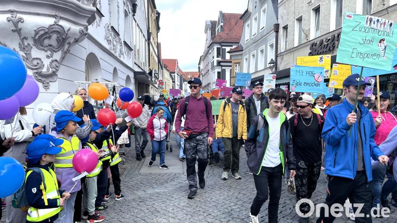 Auch die Kinder des Inklusiven Kindergartens InKi reihten sich in den Protestmarsch ein. Bild: Susanne Schwab