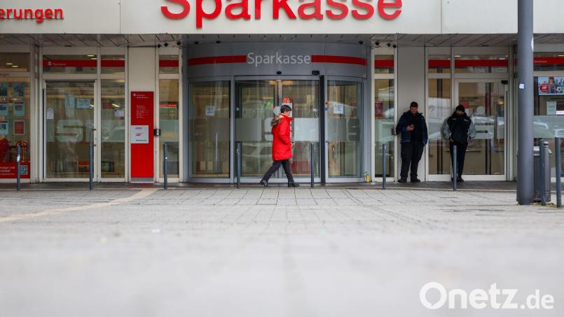 Erste Sparkassenkunden in Gelsenkirchen bekommen Dokumente aus ihren aufgebrochenen Schließfächern zurück. (Archivbild) Bild: Christoph Reichwein/dpa